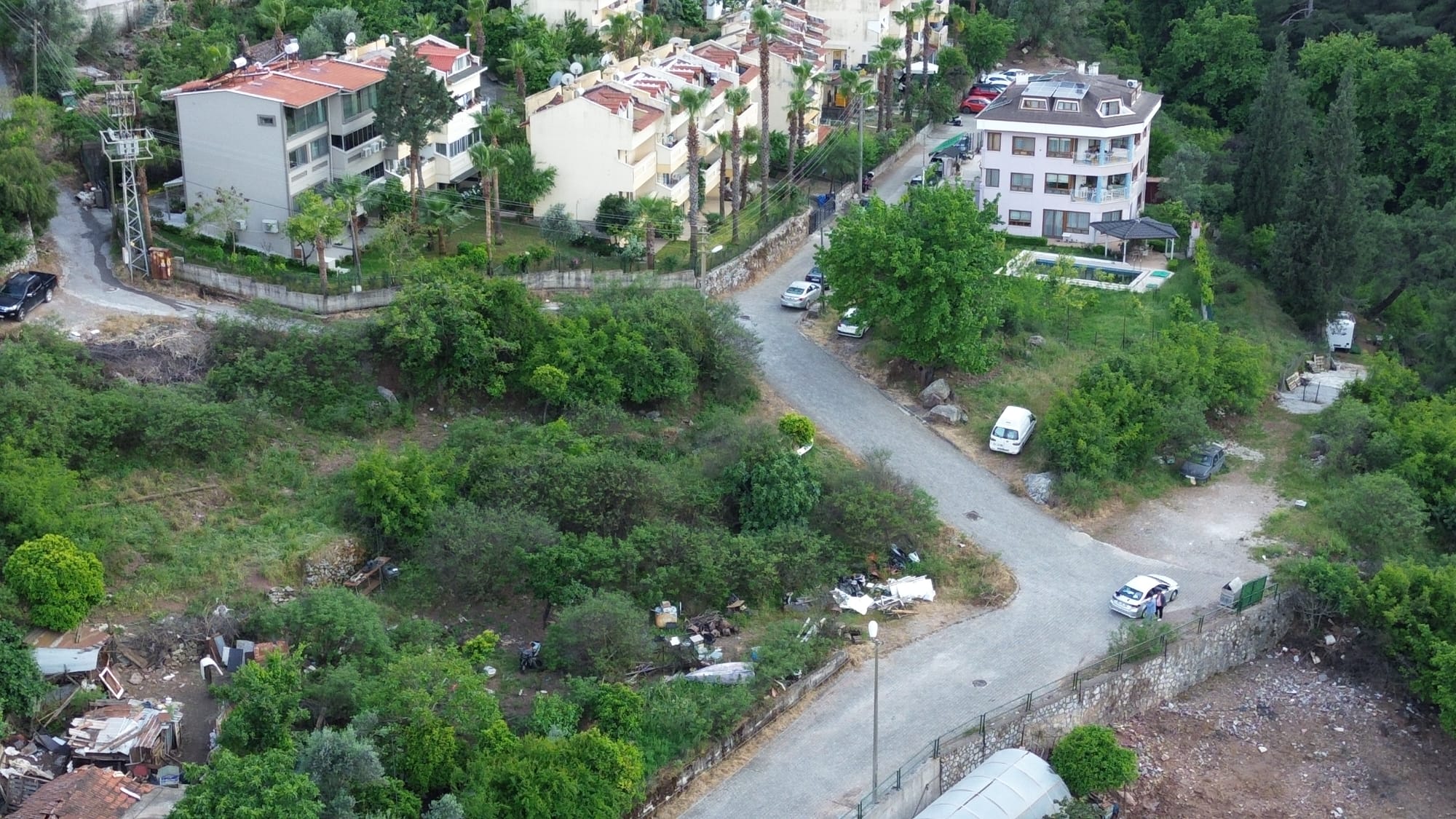 MABELDEN MARMARİSİN ENDEĞERLİ BÖLGELERİNDEN VİLLA BÖLGESİ ARMUTALANDA SATILIK  750M2 İMARLI ARSA